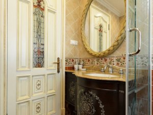 欧式风格卫生间装修效果图 卫生间椭圆形浴室镜装饰效果图