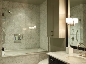 现代风格卫生间按摩浴缸装修效果图  黑色浴室柜图片