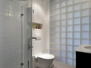 简约卫生间马桶图片  淋浴间玻璃隔断装修效果图