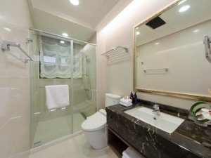 现代风格卫生间淋浴房效果图  智能马桶装修图片