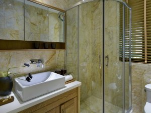 现代简约风格卫生间实木浴室柜装修效果图   弧形淋浴间隔断效果图