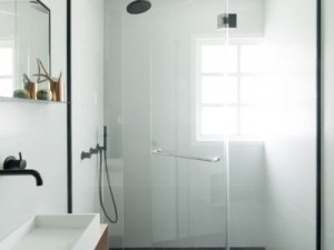 典雅风格卫生间黑色地砖效果图  淋浴间玻璃隔断效果图