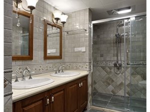 复古风格卫生间实木浴室柜效果图 淋浴间隔断图片