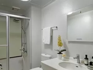 现代风格卫生间装修效果图 浴室玻璃隔断图片