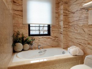 卫生间浴缸装修效果图 卫生间瓷砖铺装设计图片