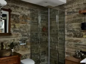 工业风格卧室卫生间装修效果图 玻璃淋浴间图片