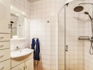 白色小卫生间装修效果图 玻璃淋浴房图片