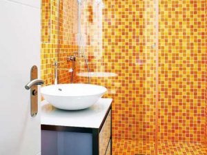 时尚感卫生间装修效果图 橙色瓷砖铺装图片