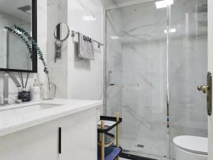 北欧风格简洁白色卫生间效果图 浴室隔断设计图