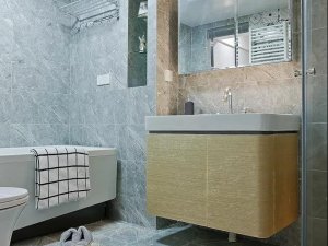 现代风格灰色卫浴间装修效果图 实木浴室柜设计图
