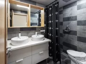小户型灰色卫生间装修效果图 白色浴室柜图片