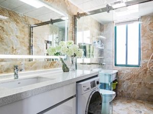 大户型简约卫生间装修效果图 白色烤漆浴室柜图片