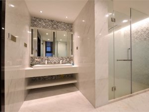 现代简约风卫浴装修效果图 白色大理石瓷砖卫浴图片