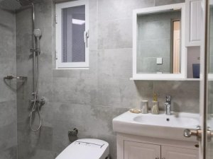 现代简约风卫浴装修效果图 白色浴室柜效果图