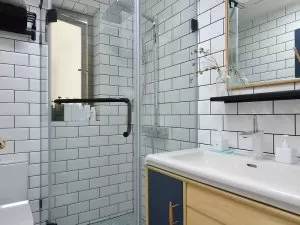北欧风卫浴间装修效果图 玻璃淋浴房图片