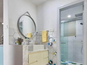 清新北欧风卫浴家装效果图 菱形瓷砖铺贴卫浴间图片