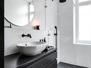黑白色卫生间装修效果图 黑色浴室柜图片