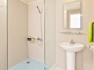 浴室装修效果图 玻璃淋浴房设计图片