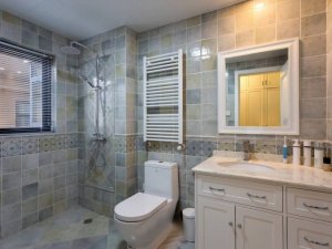 美式大三居卫生间装修效果图 白色实木浴室柜图片