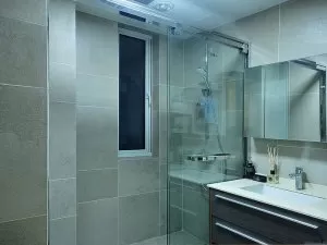 简约风卫浴间装修效果图 玻璃淋浴房效果图