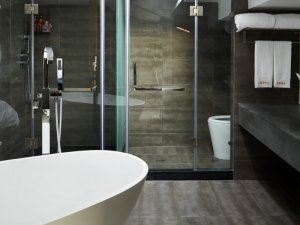 豪华卫生间装修效果图 白色浴缸图片