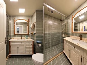 美式白色浴室柜图片 淋浴区玻璃隔断门效果图