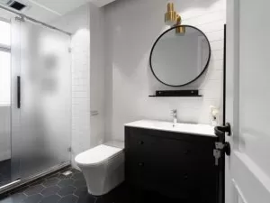 北欧风卫生间装修效果图 黑色实木浴室柜图片